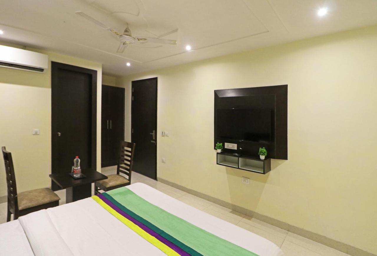Hotel Paragon Suites Ню Делхи Екстериор снимка