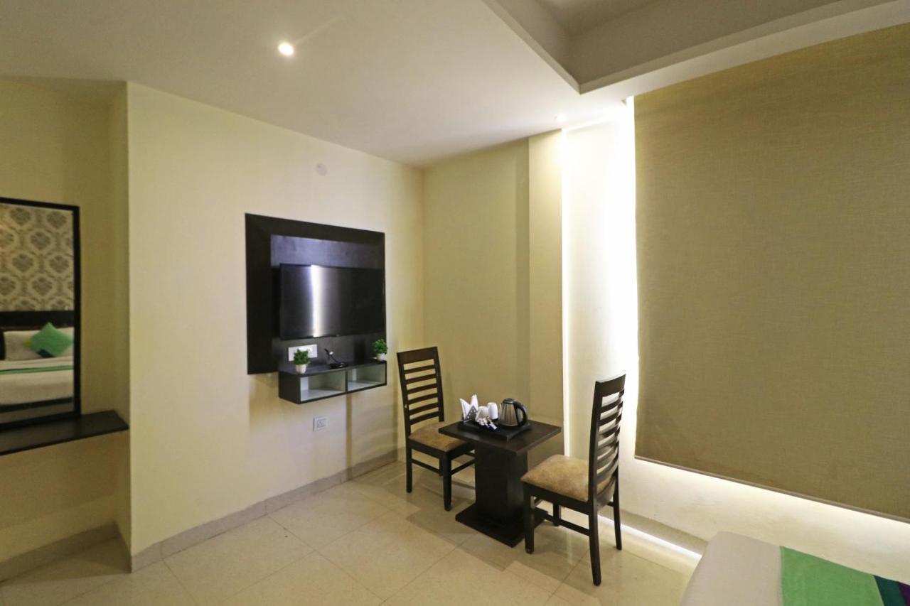 Hotel Paragon Suites Ню Делхи Екстериор снимка
