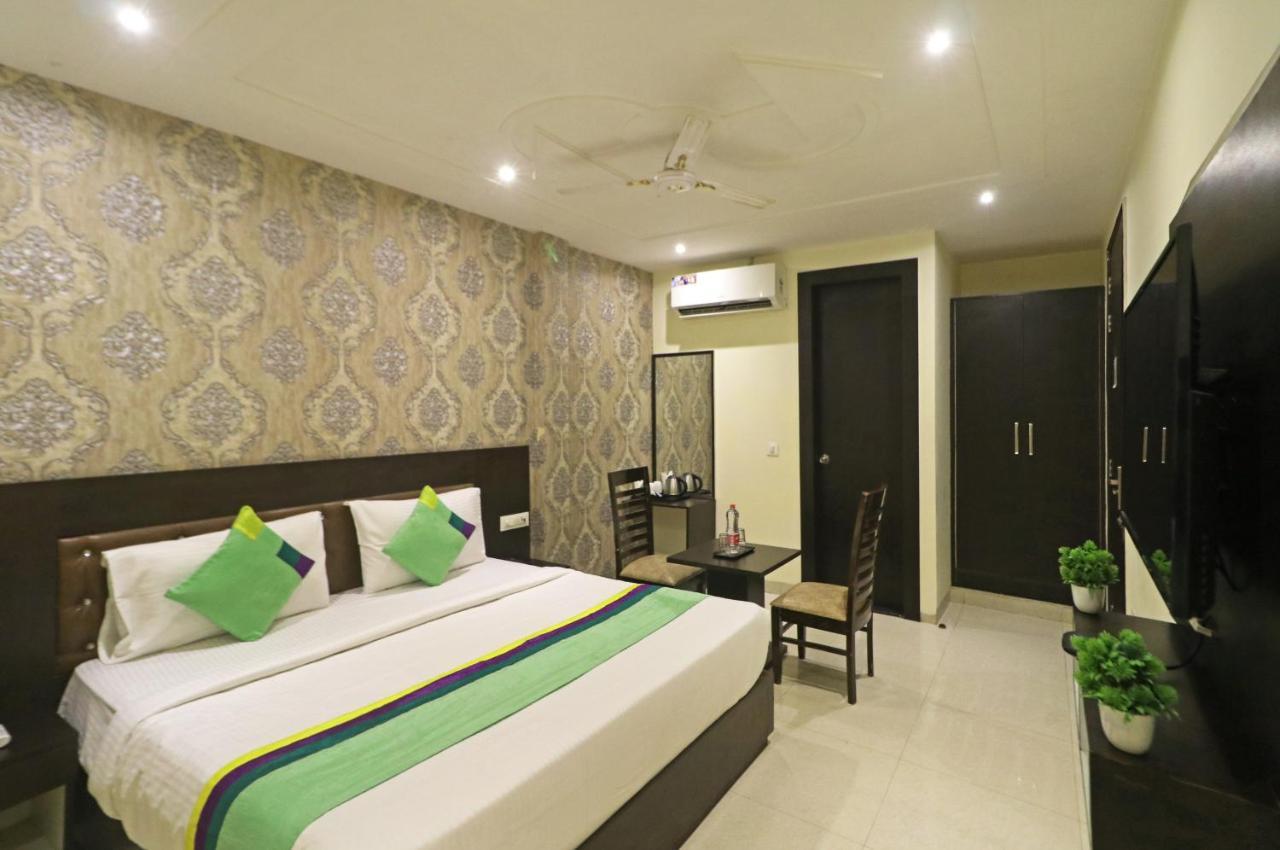 Hotel Paragon Suites Ню Делхи Екстериор снимка