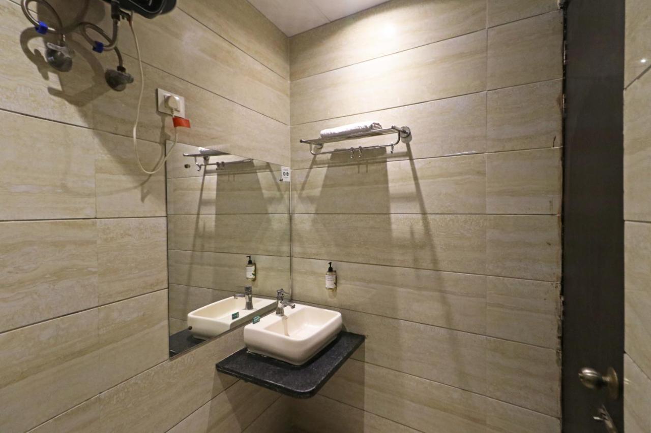 Hotel Paragon Suites Ню Делхи Екстериор снимка